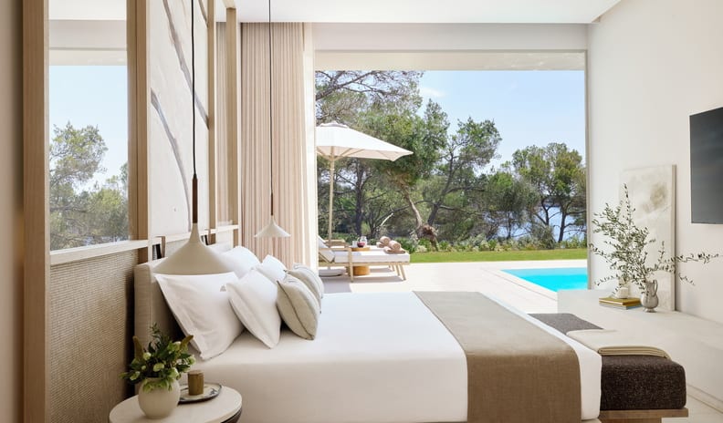 Deluxe Three Bedroom Residence Private Pool Front Coastal View, Bed